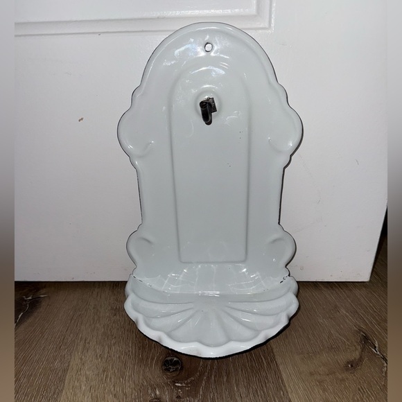 White Wall-Mounted Ceramic Fountain - Picture 1 of 4